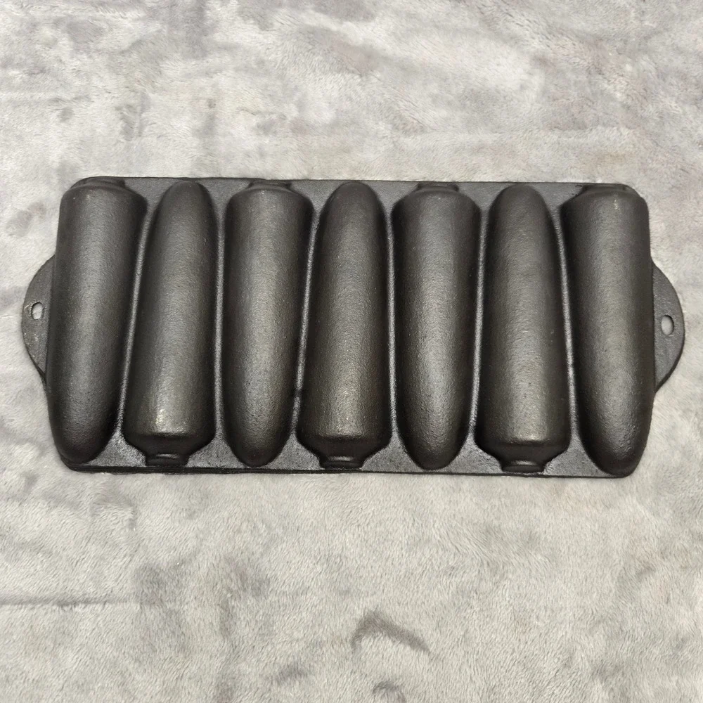Vintage Cast Iron Cornbread Pan 7 Stick Corn Cob Mold Bakeware Black